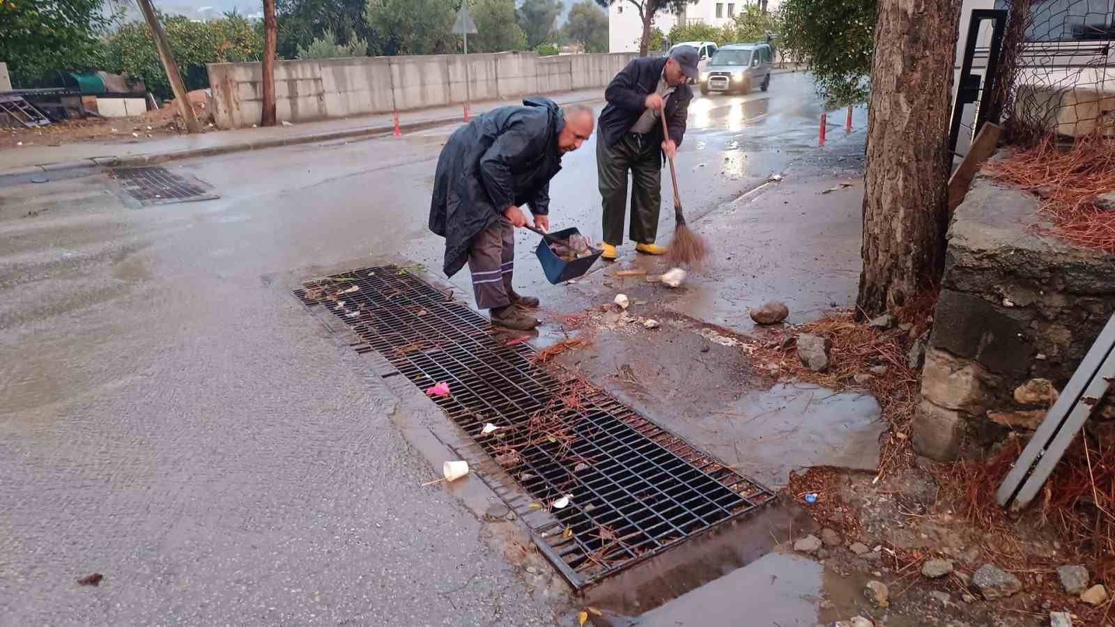 Belediye ekiplerinden yağmur mesaisi
