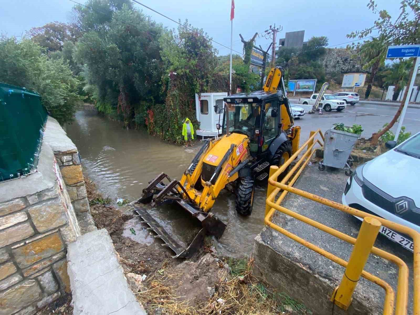 Belediye ekiplerinden yağmur mesaisi
