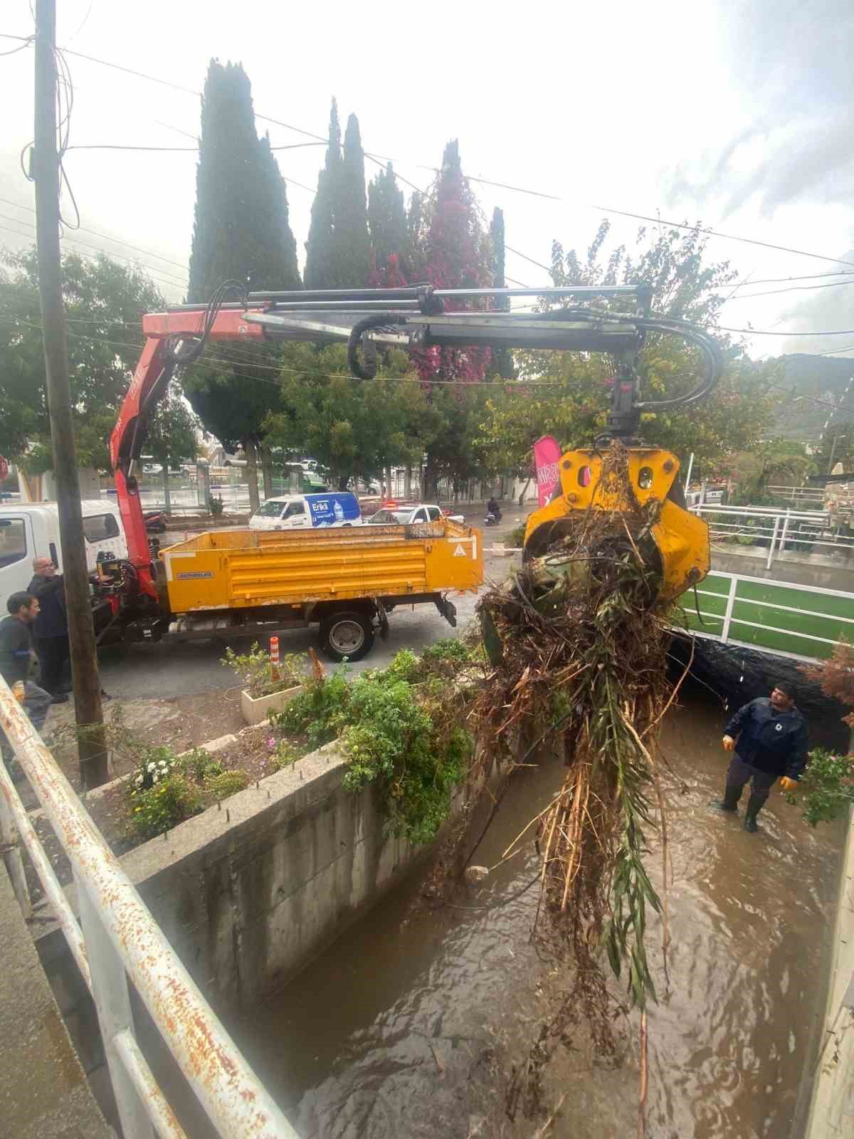 Belediye ekiplerinden yağmur mesaisi
