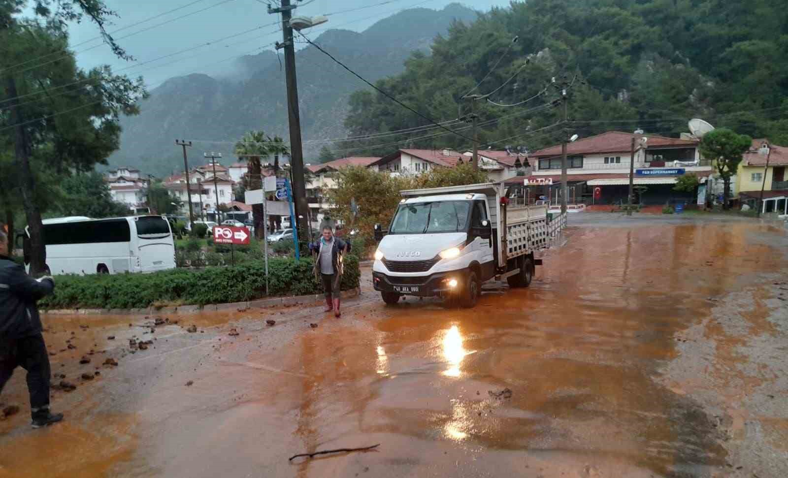 Marmaris’te sağanak yağış etkisini sürdürüyor
