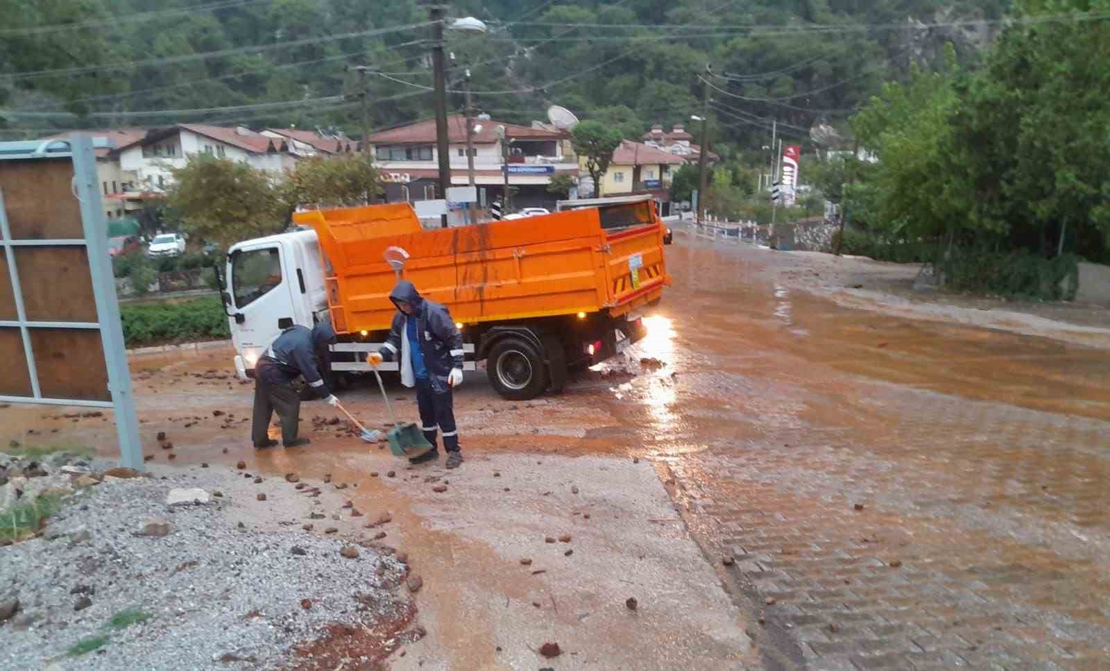 Marmaris’te sağanak yağış etkisini sürdürüyor
