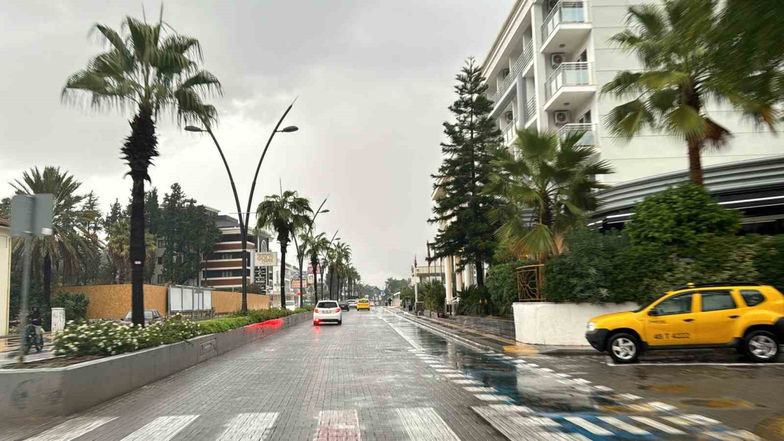 Marmaris’te sağanak yağış etkisini sürdürüyor
