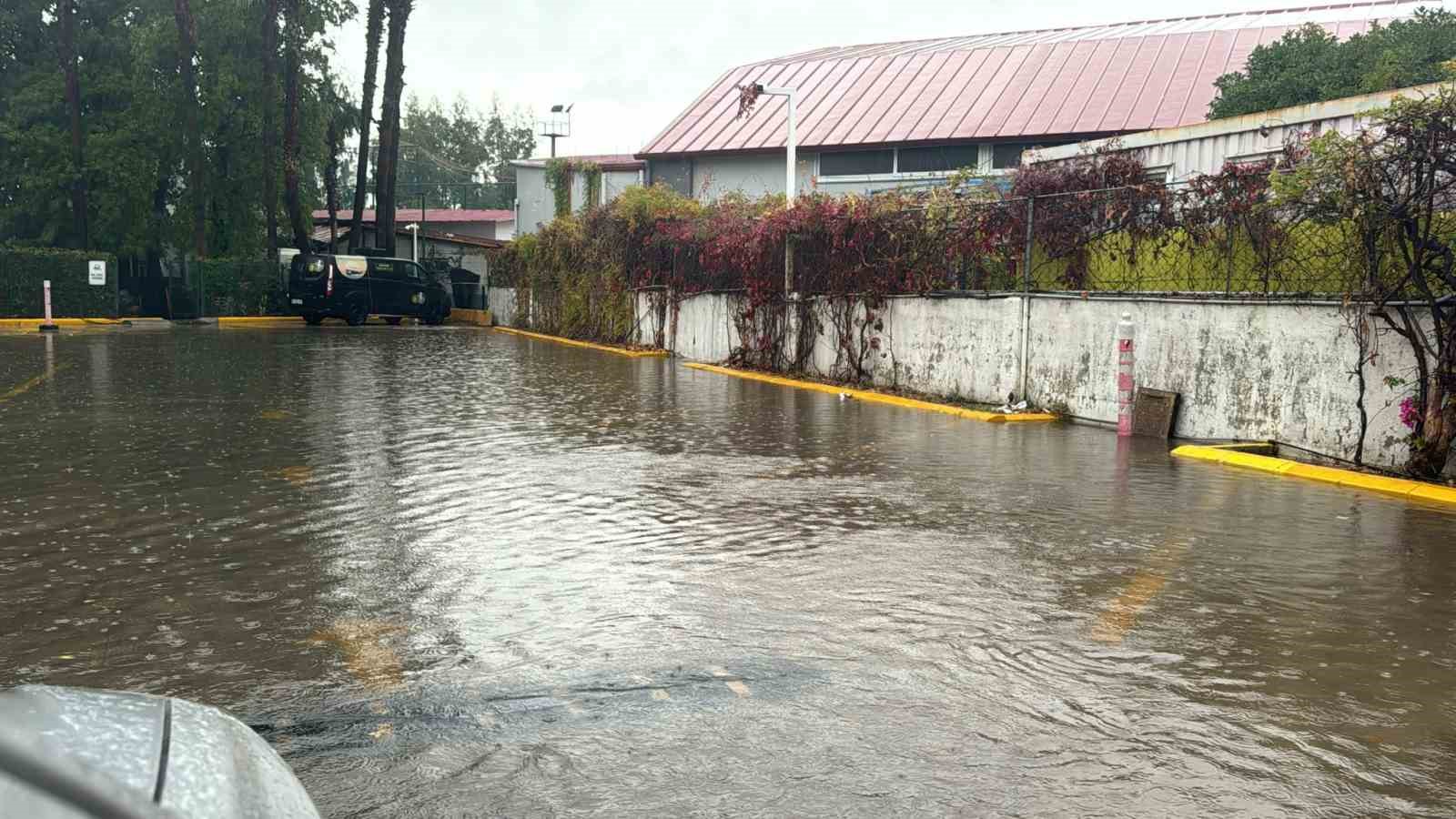 Marmaris’te sağanak yağış etkisini sürdürüyor
