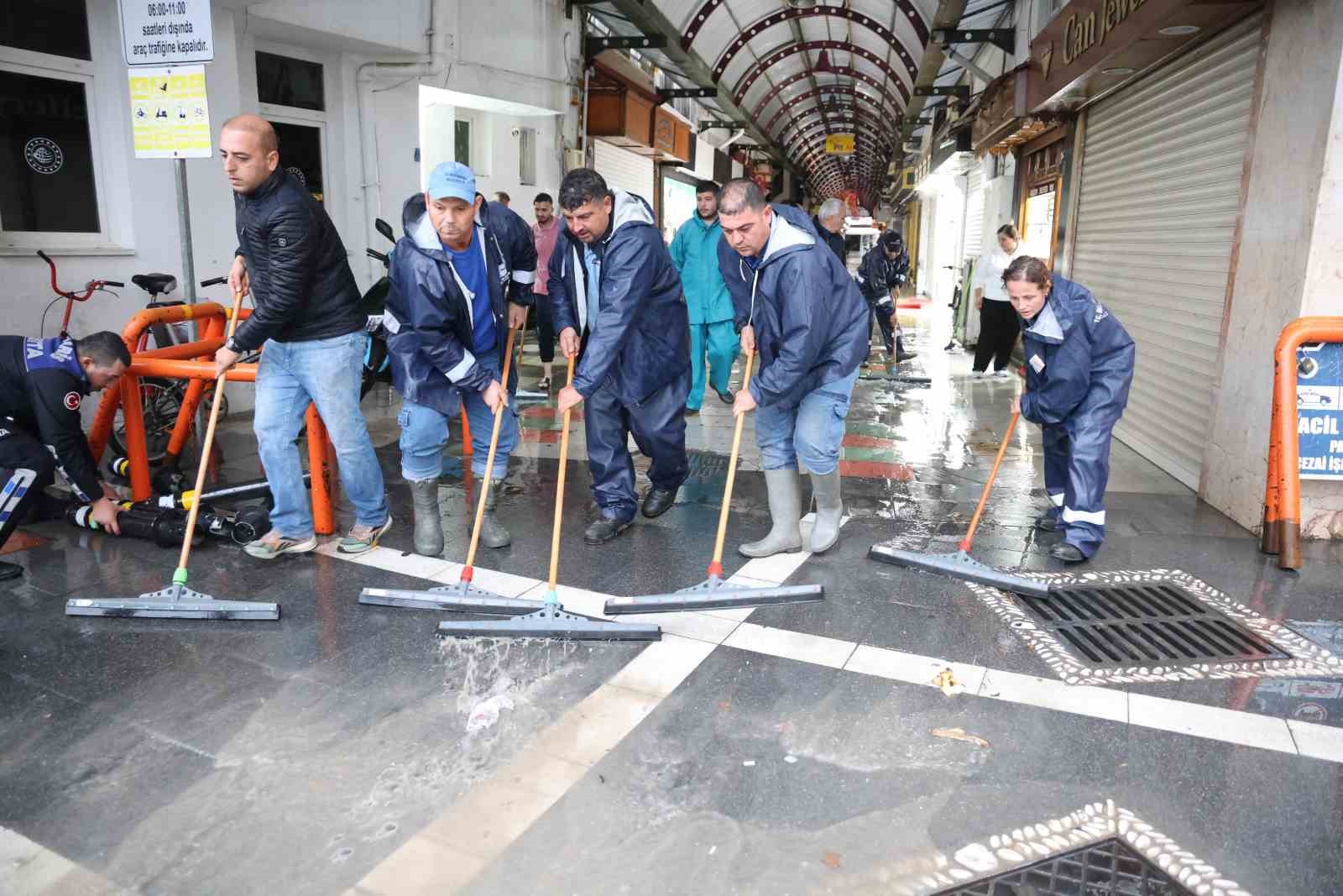 Marmaris’te belediye ekiplerinin yağmur mesaisi sürüyor
