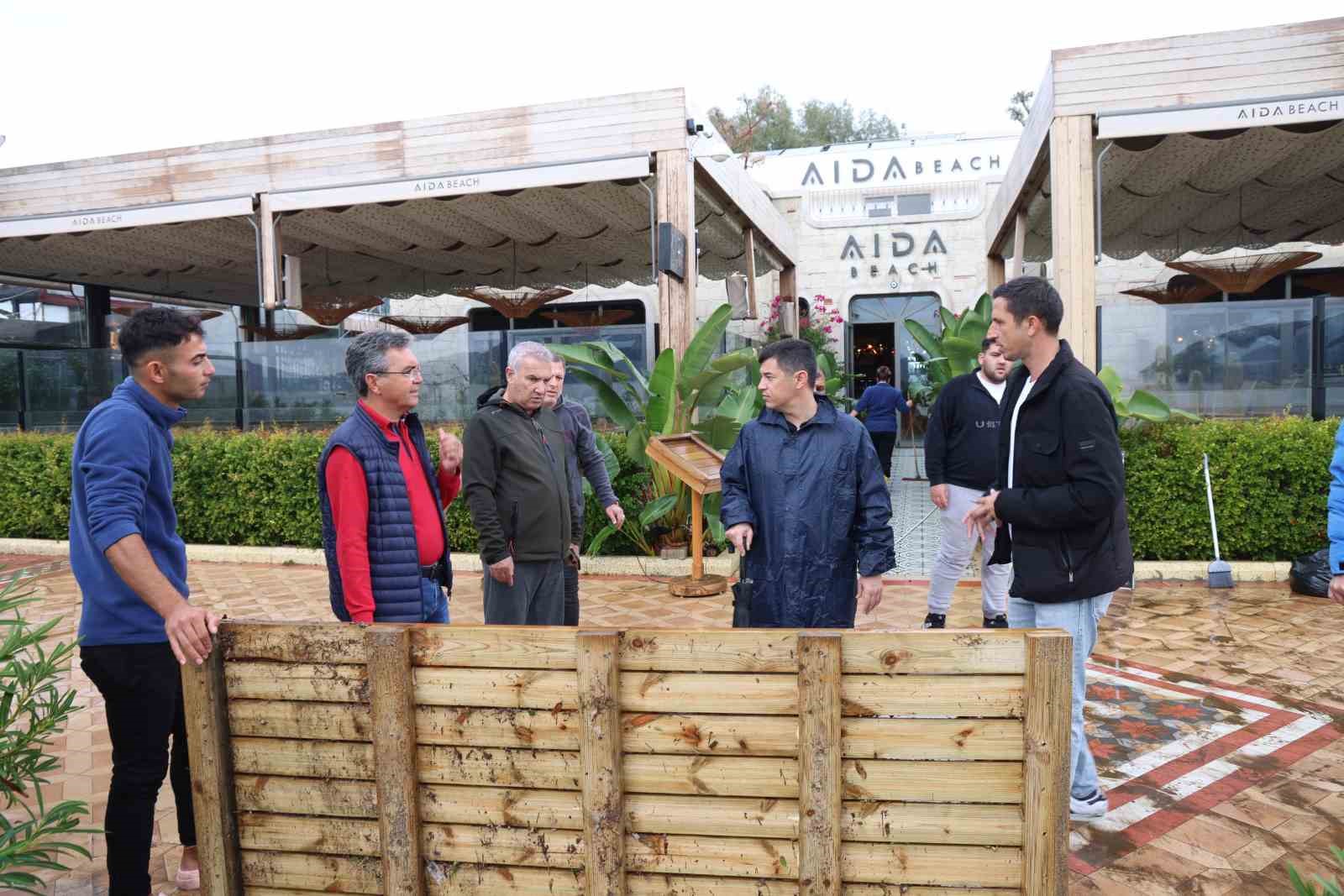 Marmaris’te belediye ekiplerinin yağmur mesaisi sürüyor
