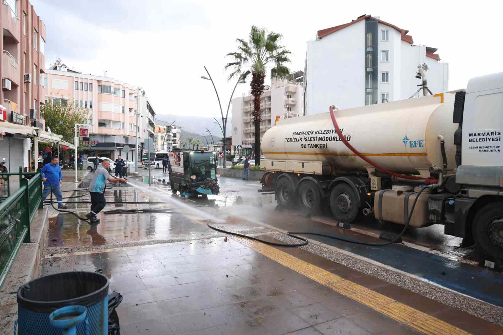 Marmaris’te belediye ekiplerinin yağmur mesaisi sürüyor
