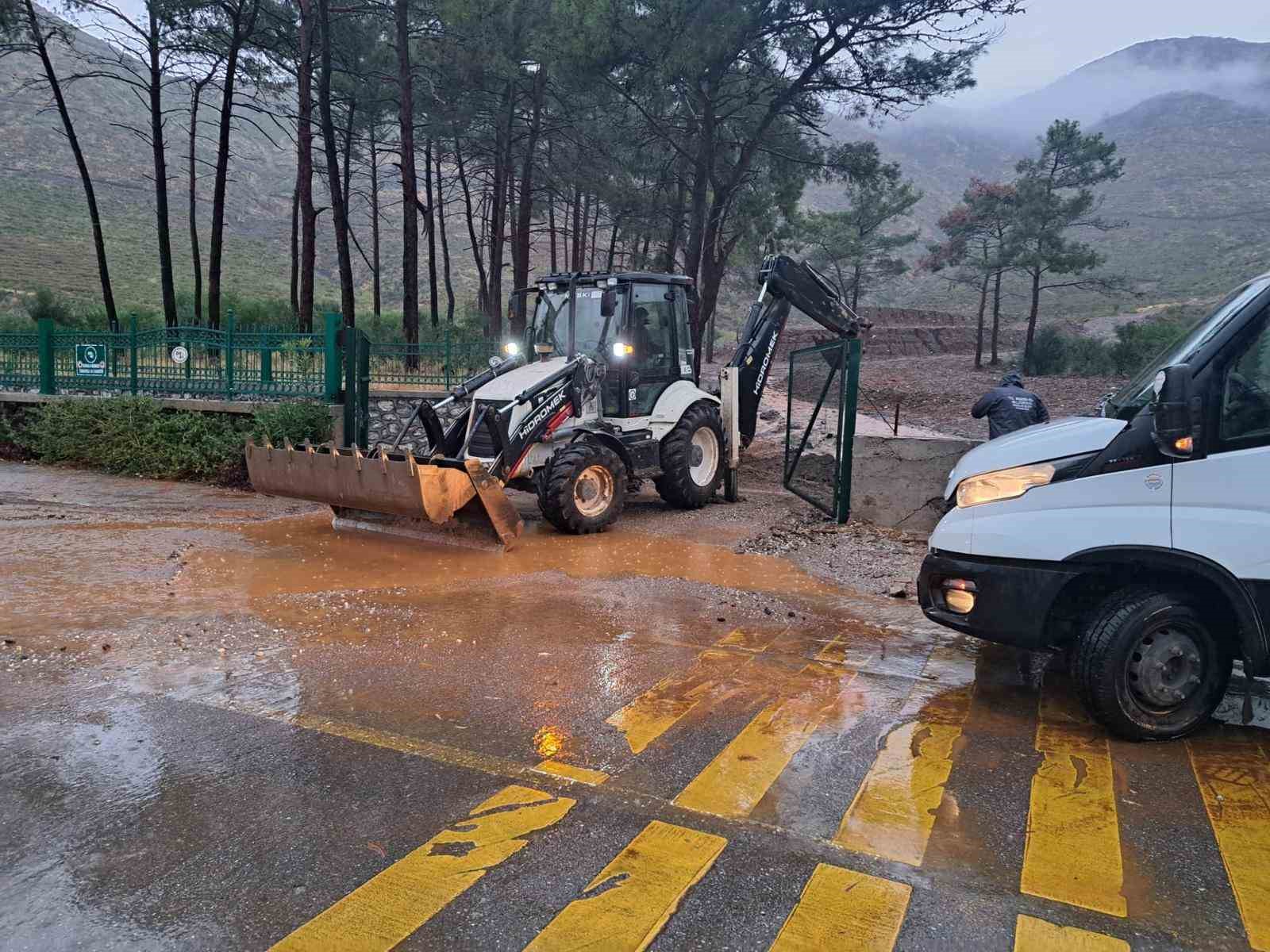 Marmaris’te belediye ekiplerinin yağmur mesaisi sürüyor
