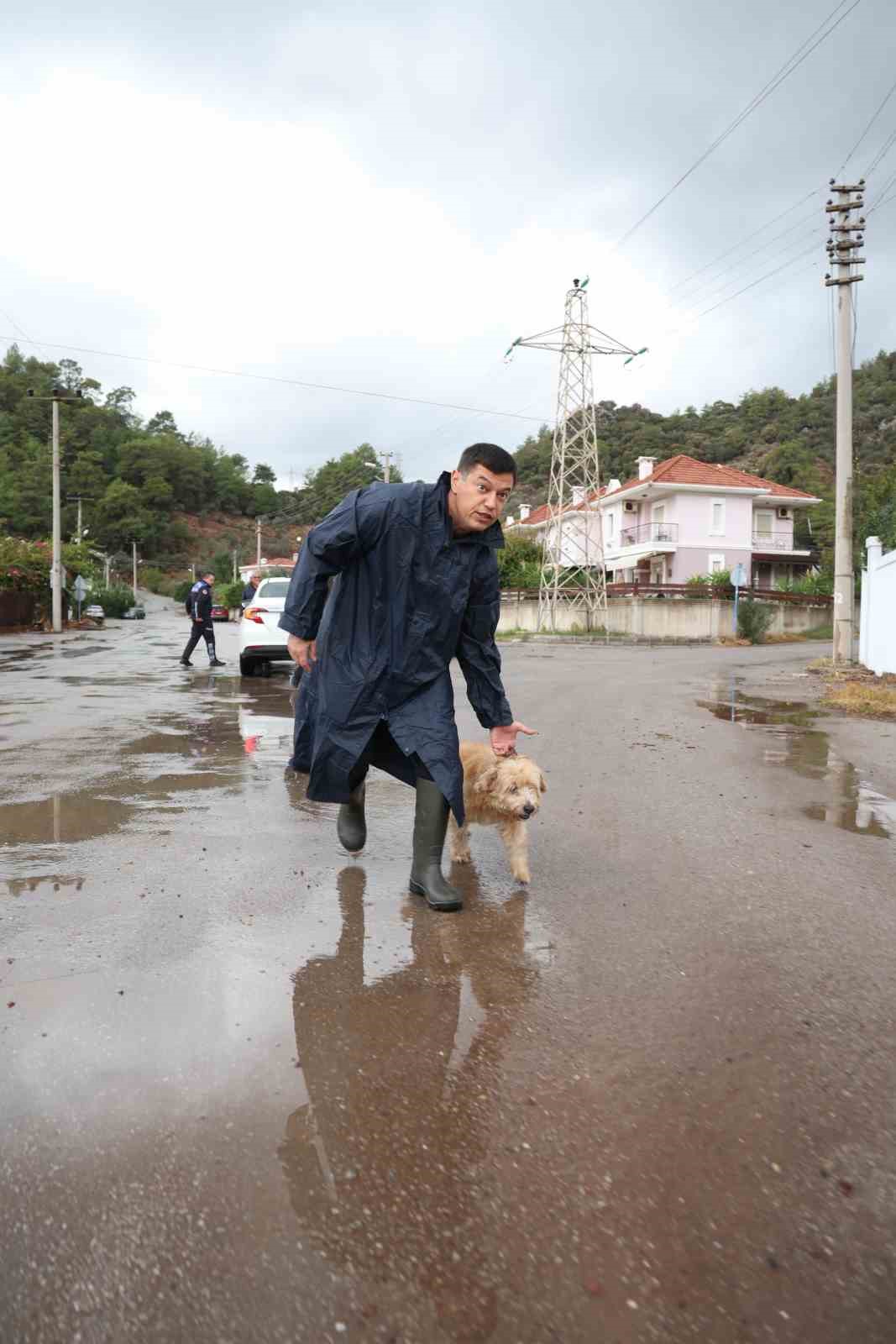 Marmaris’te belediye ekiplerinin yağmur mesaisi sürüyor
