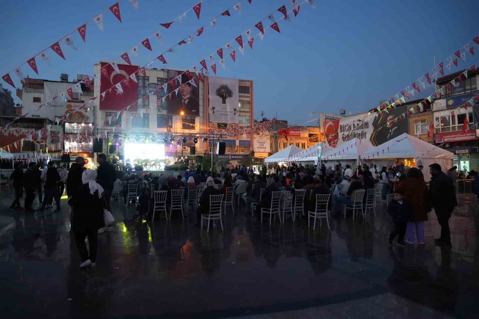 Kilis’te Zeytin Festivali’ndeki konsere yoğun ilgi
