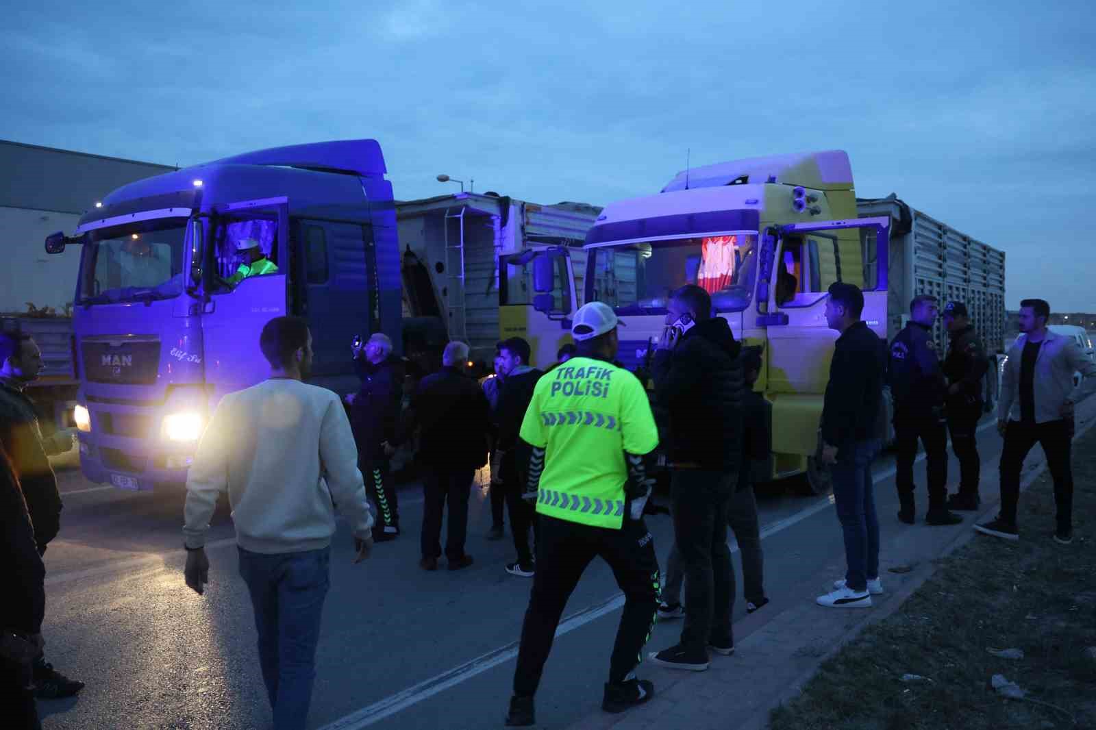 Tehlikeli hareket yaparak seyreden tırlar, polisten 30 kilometre kaçtı
