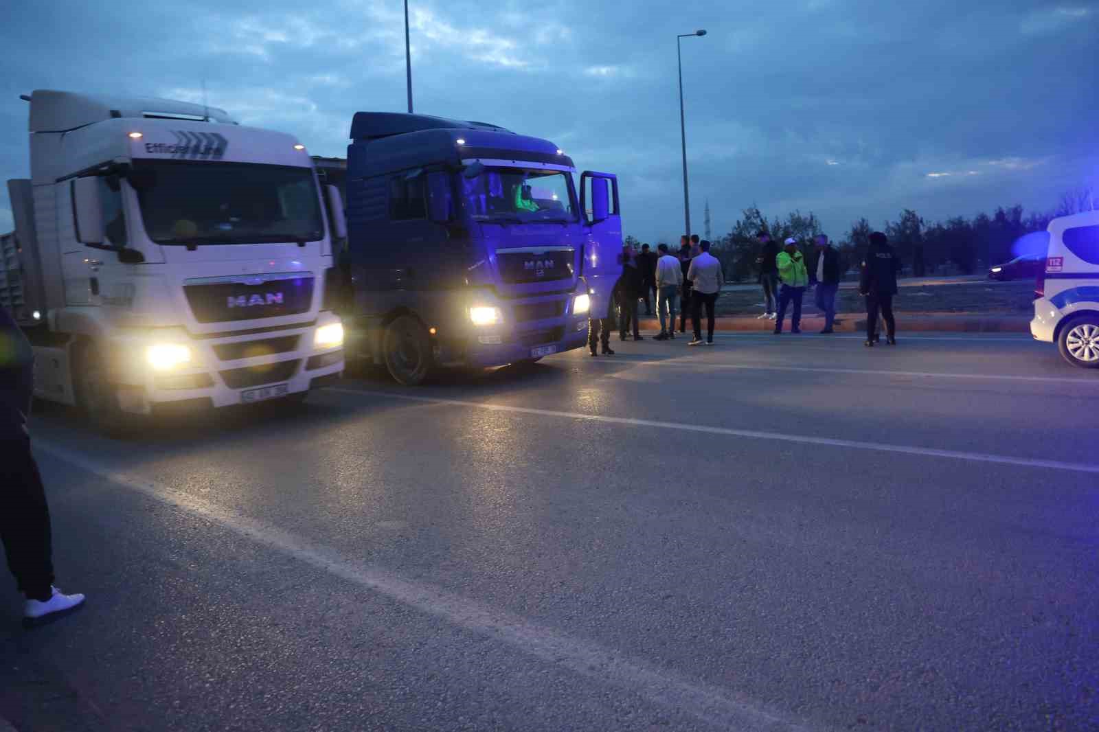 Tehlikeli hareket yaparak seyreden tırlar, polisten 30 kilometre kaçtı
