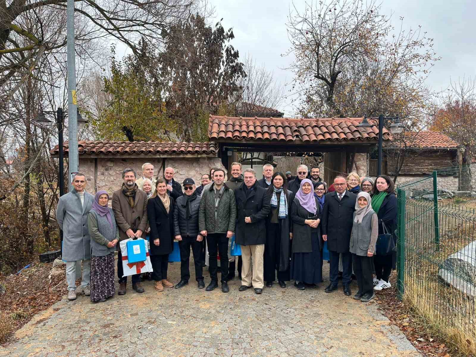 AB büyükelçileri, Çavdarhisar Aizanoi Antik Kenti’ni gezdi
