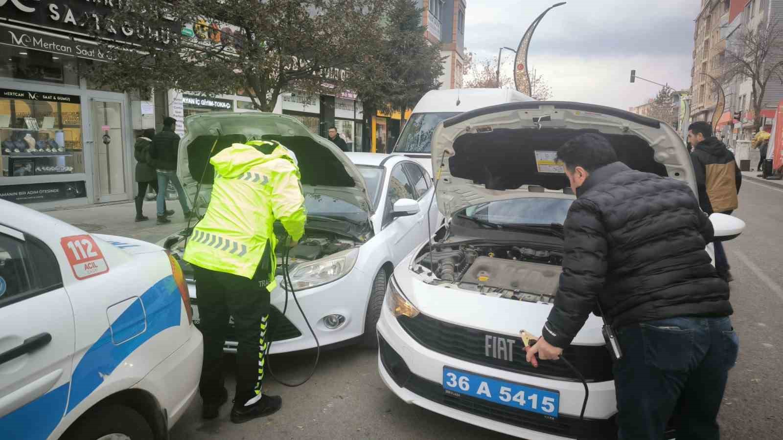 Kars’ta trafik polislerinden yürek ısıtan hareket
