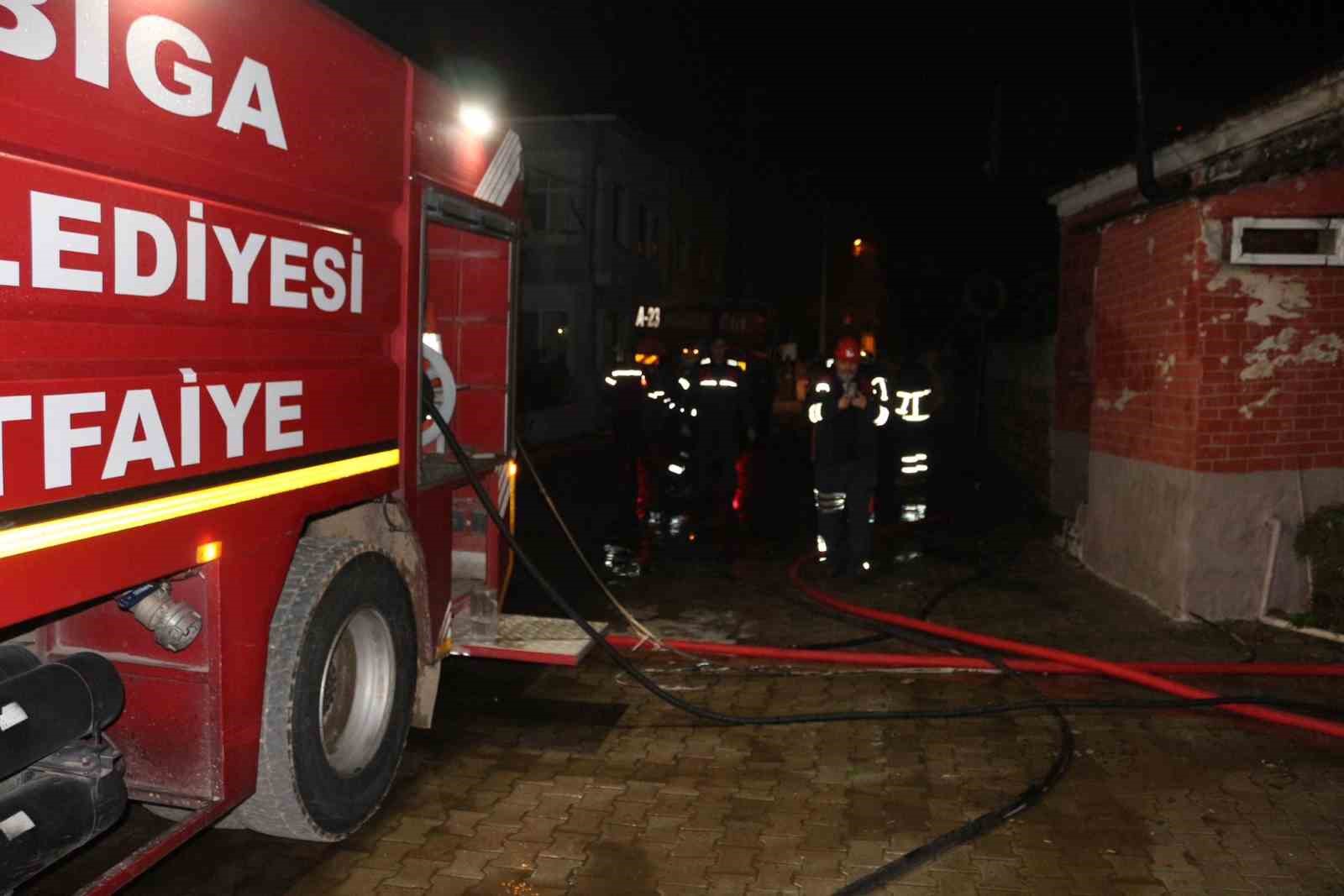 Çanakkale’deki yangında 3 ev zarar gördü
