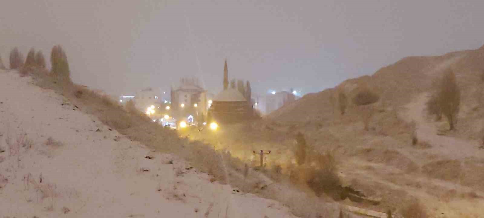 Erzurum’da kar yağışı etkili oluyor
