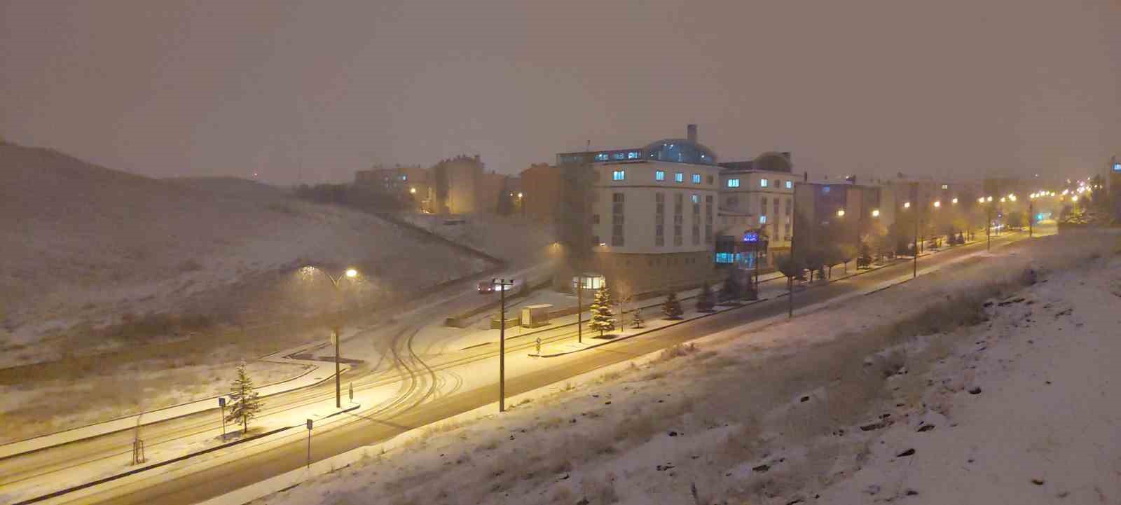 Erzurum’da kar yağışı etkili oluyor
