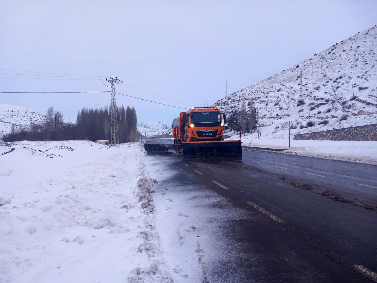 Bayburt’un yüksek kesimlerinde kar yağışı etkili oldu
