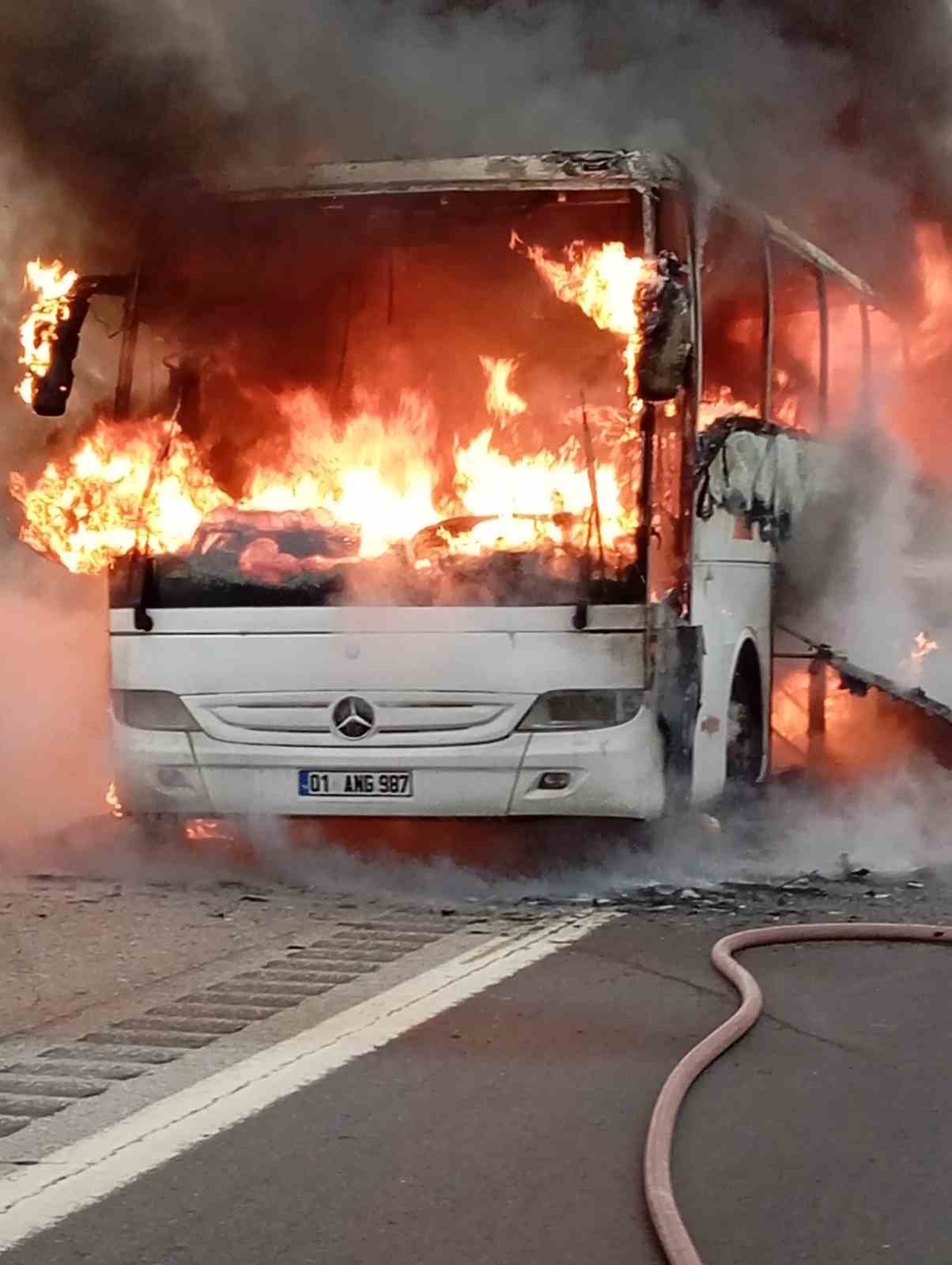 Yolcu otobüsü otoyolda alev alev  yandı
