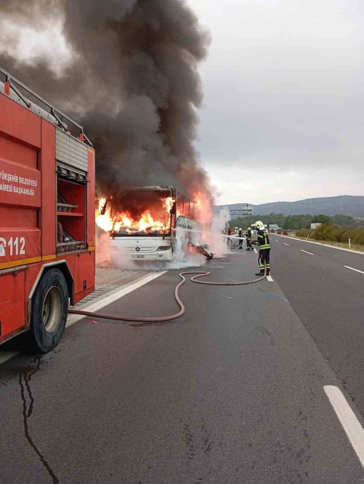 Yolcu otobüsü otoyolda alev alev  yandı
