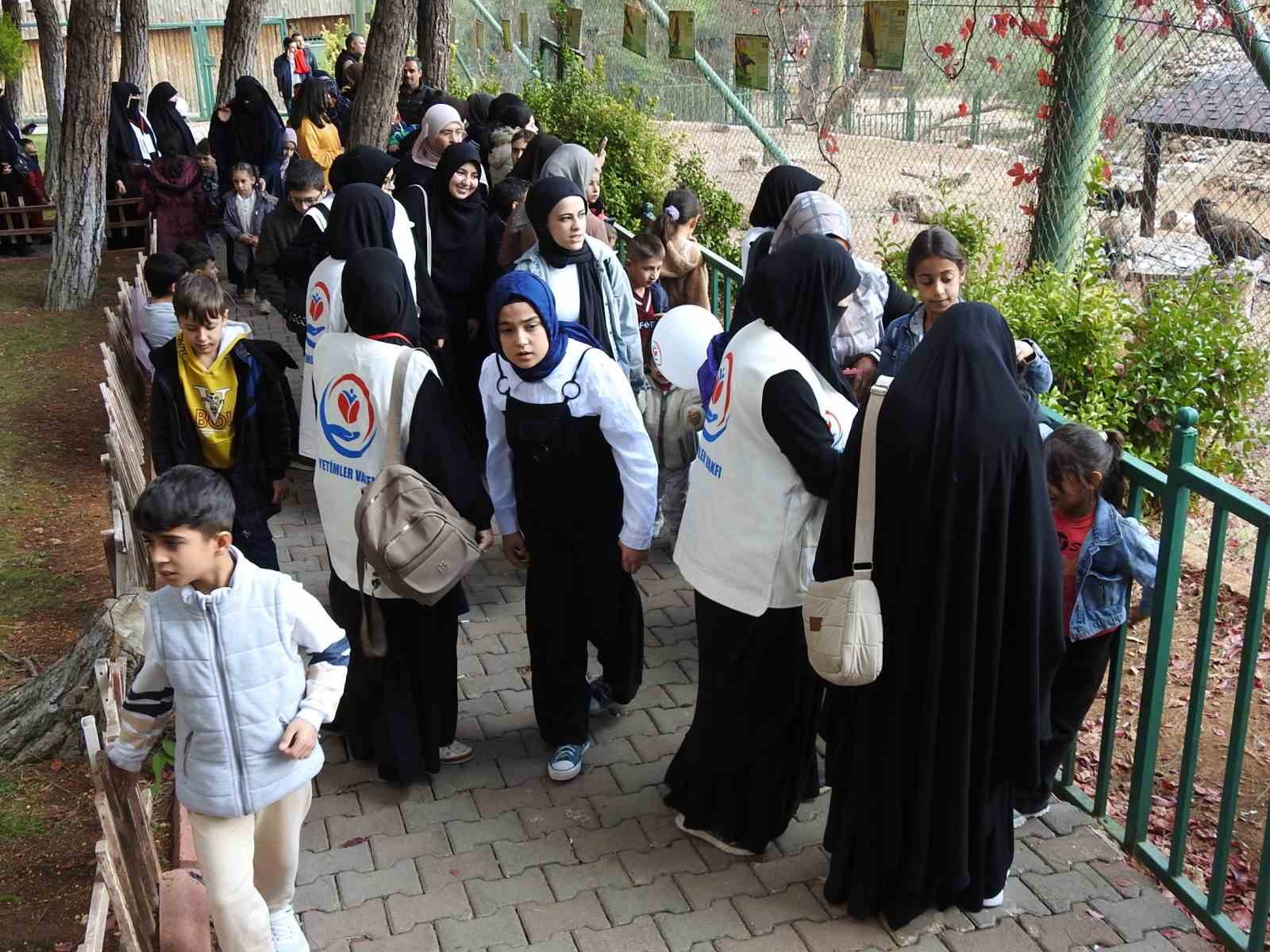 Yetim çocuklar Gaziantep Doğal Yaşam Parkı’nı gezdi
