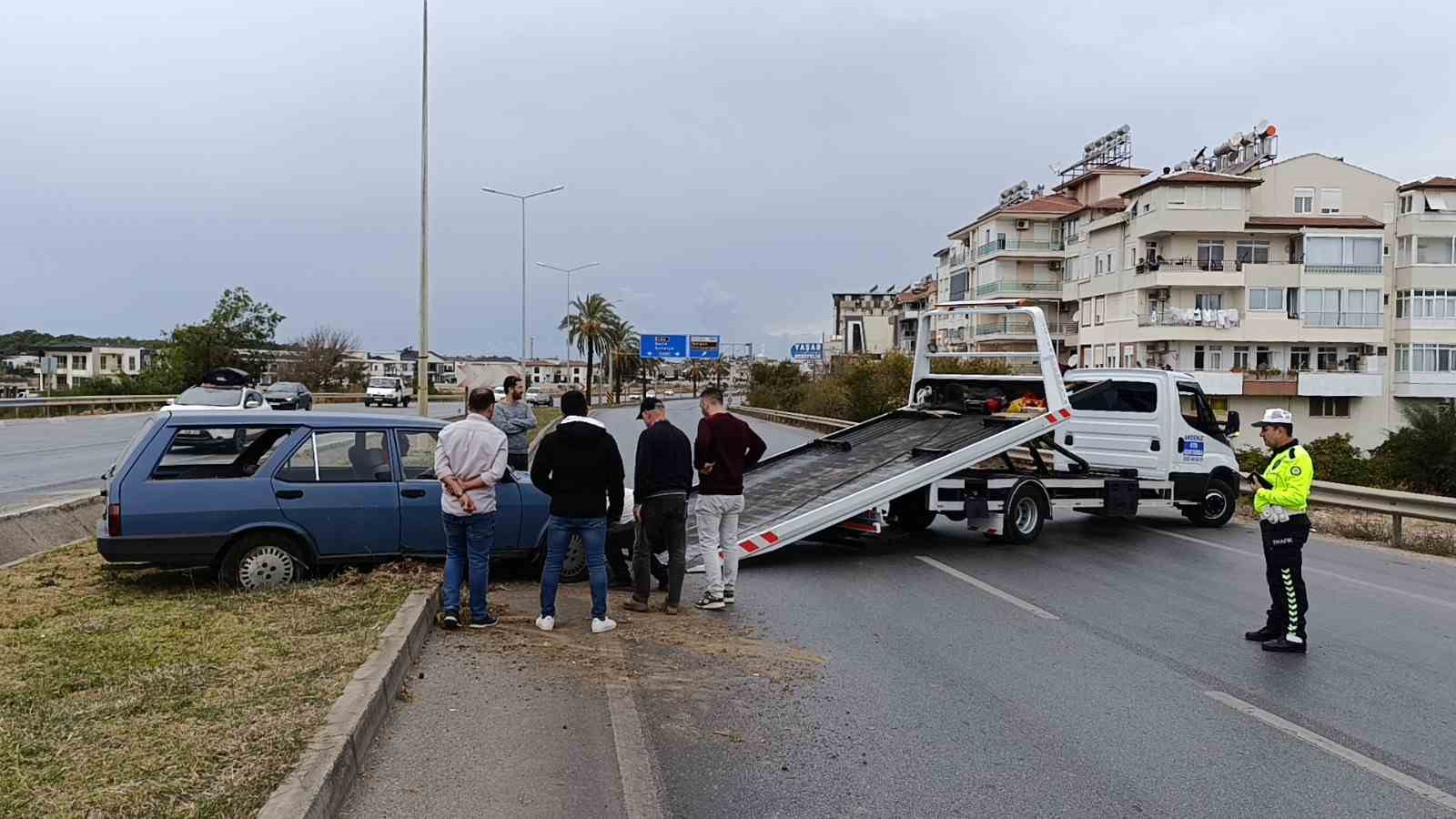 Seyir halindeyken lastiği patlayan Tofaş kanalı aşıp refüje uçtu
