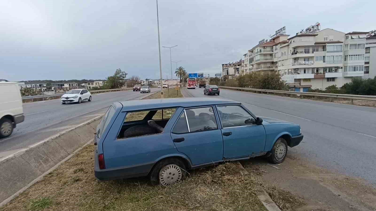 Seyir halindeyken lastiği patlayan Tofaş kanalı aşıp refüje uçtu
