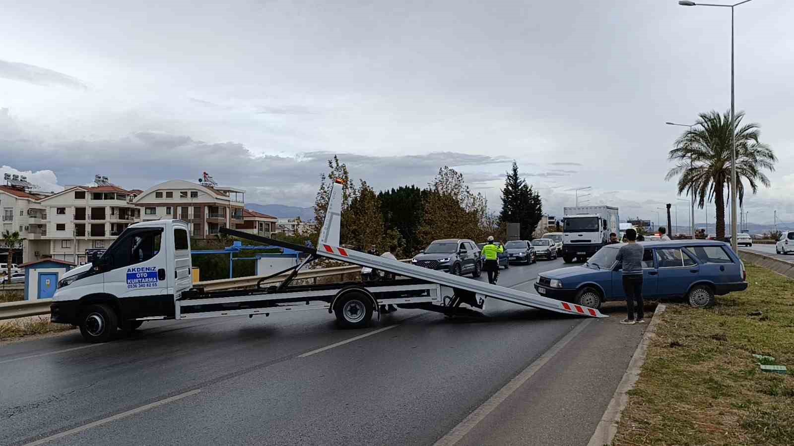 Seyir halindeyken lastiği patlayan Tofaş kanalı aşıp refüje uçtu
