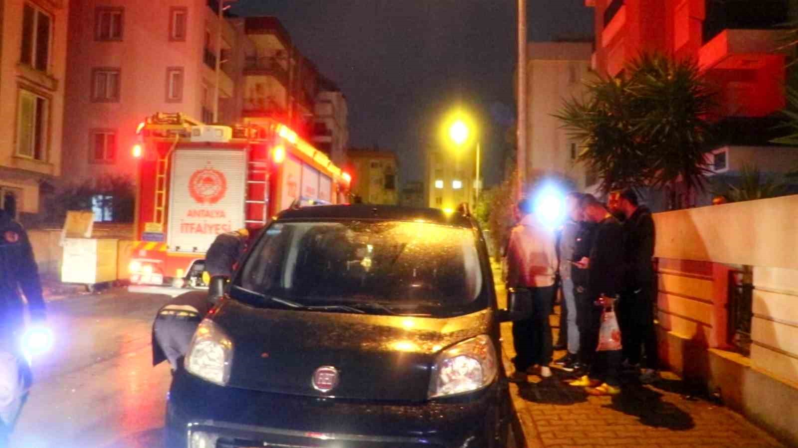 Gece saatlerinde çıkan yangın apartman sakinlerine korku dolu anlar yaşattı
