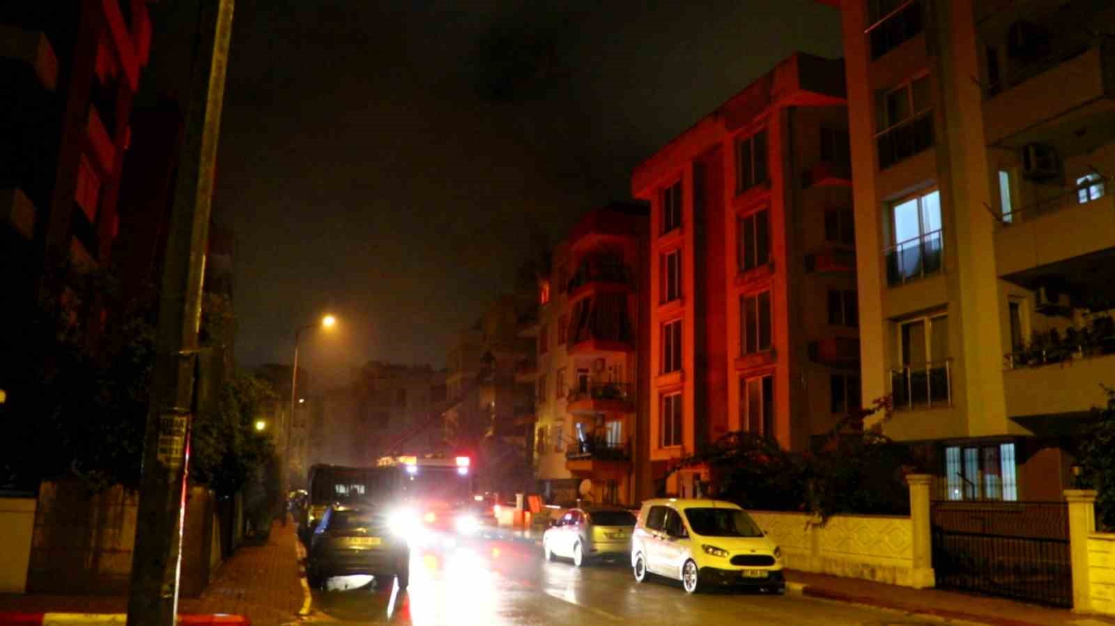 Gece saatlerinde çıkan yangın apartman sakinlerine korku dolu anlar yaşattı
