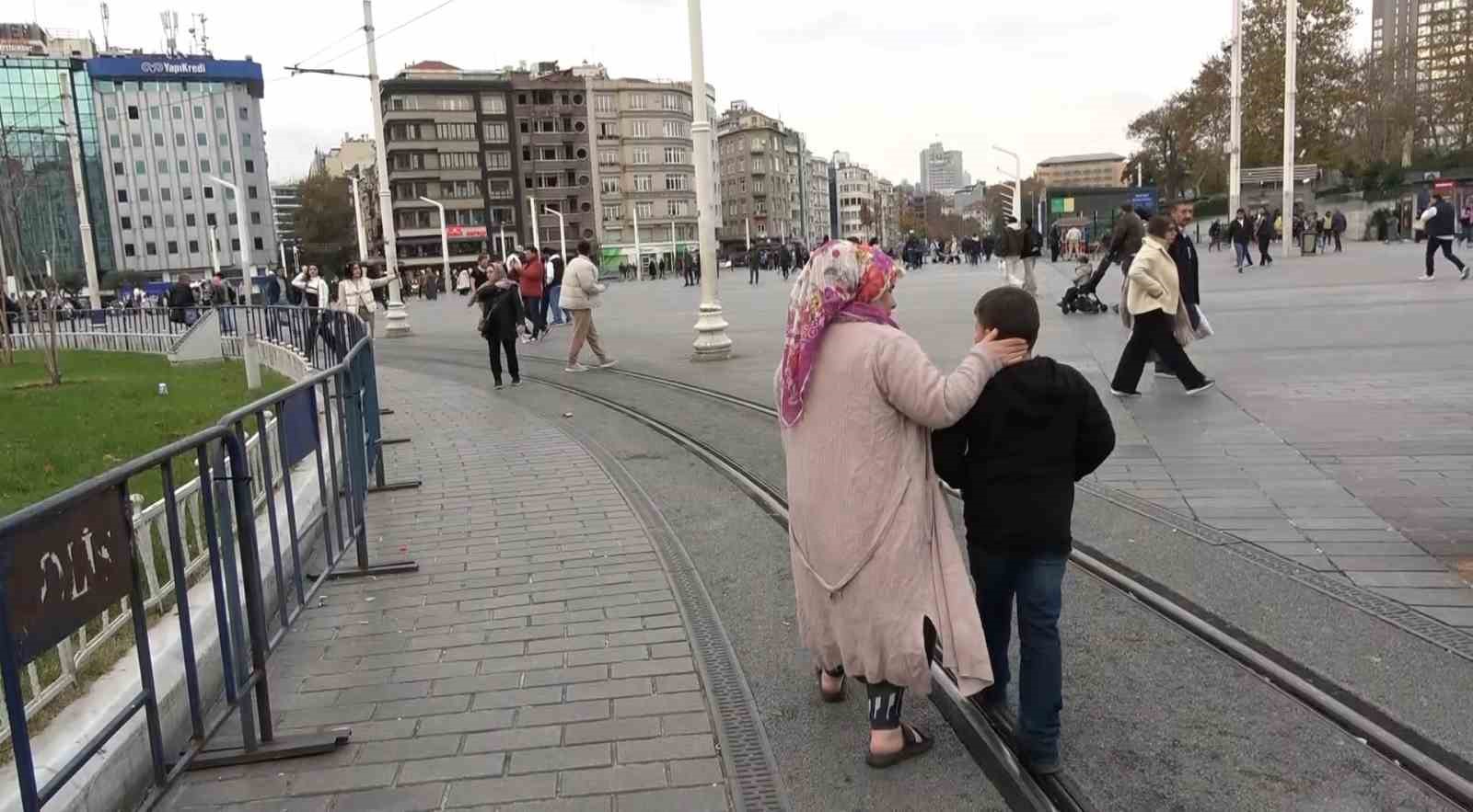 Taksim’de kaybolan çocuğun ailesini polisler buldu
