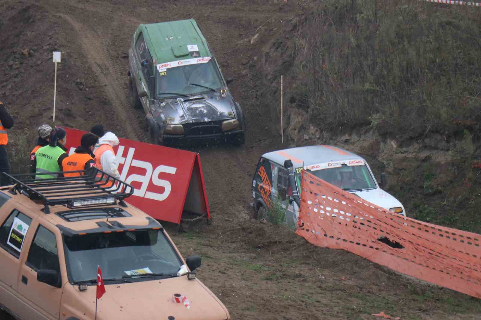 Off-road yarışlarının ‘seyirci’ etabı adeta nefes kesti
