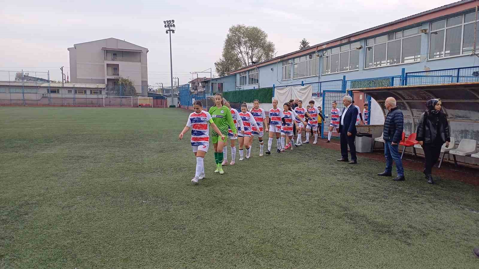 Kadın futbolcular hayali çocuklar ile sahaya çıkıp İsrail ve insanlığa çağrı yaptılar
