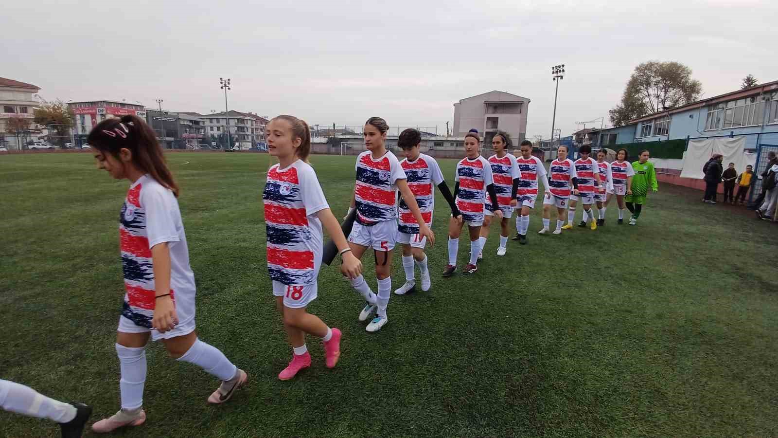 Kadın futbolcular hayali çocuklar ile sahaya çıkıp İsrail ve insanlığa çağrı yaptılar
