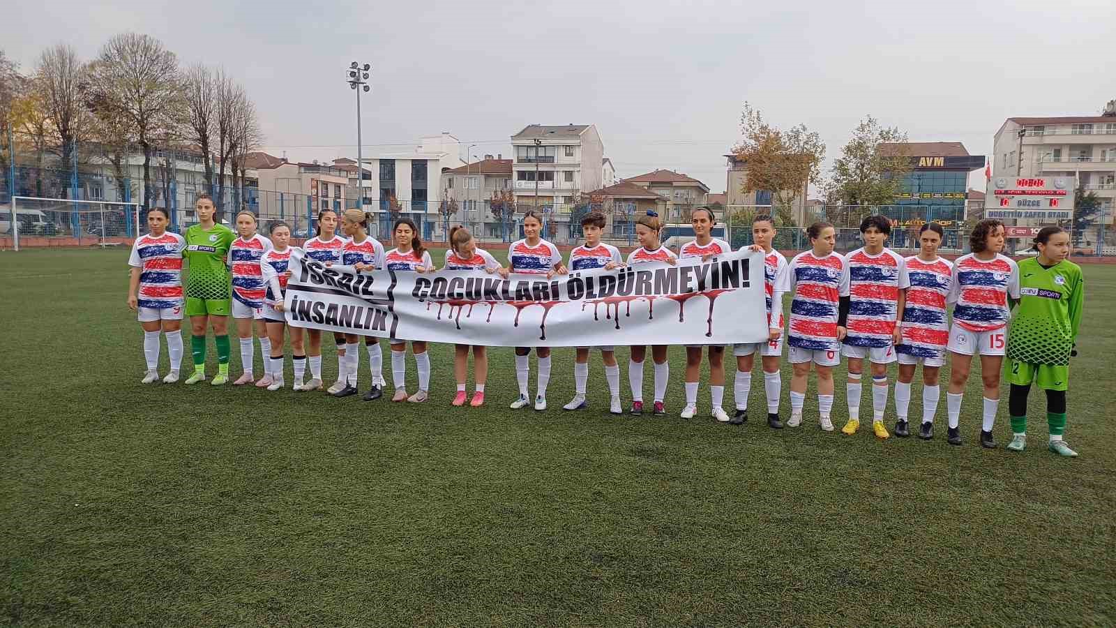 Kadın futbolcular hayali çocuklar ile sahaya çıkıp İsrail ve insanlığa çağrı yaptılar
