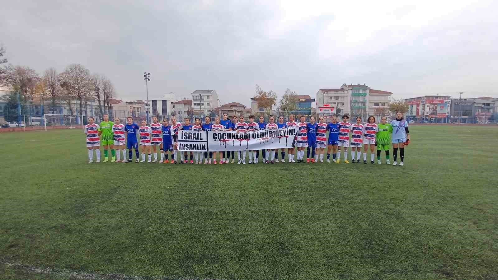 Kadın futbolcular hayali çocuklar ile sahaya çıkıp İsrail ve insanlığa çağrı yaptılar
