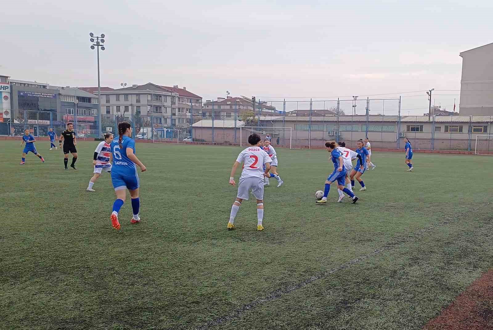 Kadın futbolcular hayali çocuklar ile sahaya çıkıp İsrail ve insanlığa çağrı yaptılar
