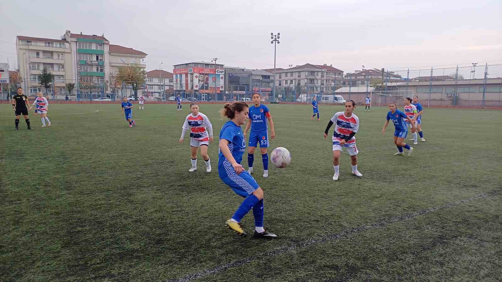 Kadın futbolcular hayali çocuklar ile sahaya çıkıp İsrail ve insanlığa çağrı yaptılar
