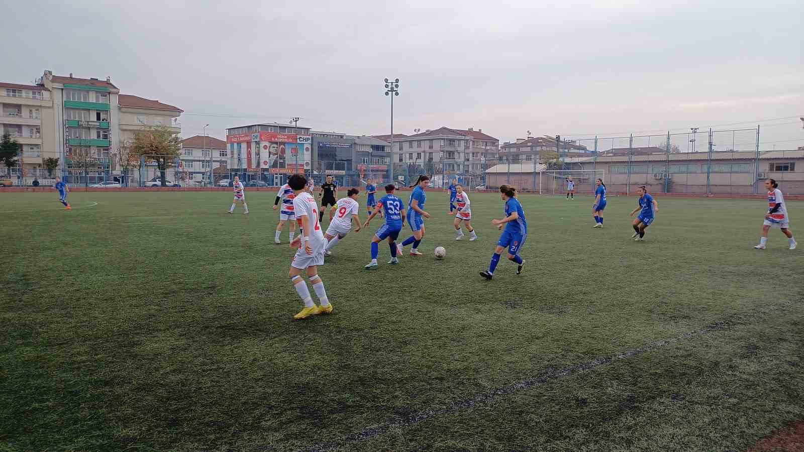 Kadın futbolcular hayali çocuklar ile sahaya çıkıp İsrail ve insanlığa çağrı yaptılar
