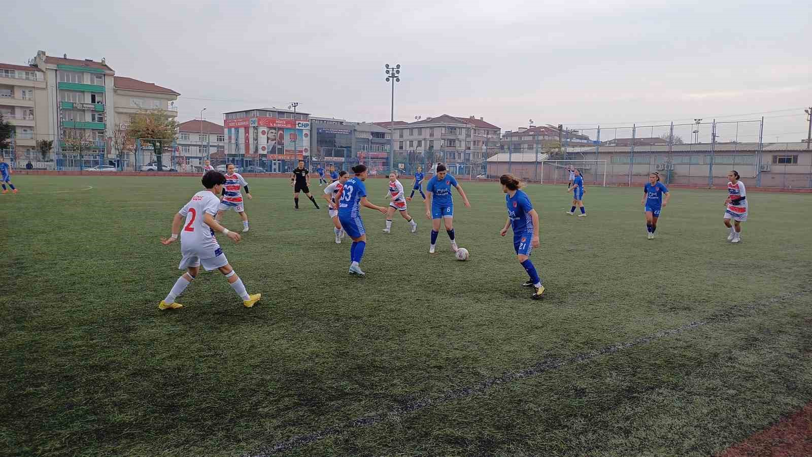 Kadın futbolcular hayali çocuklar ile sahaya çıkıp İsrail ve insanlığa çağrı yaptılar
