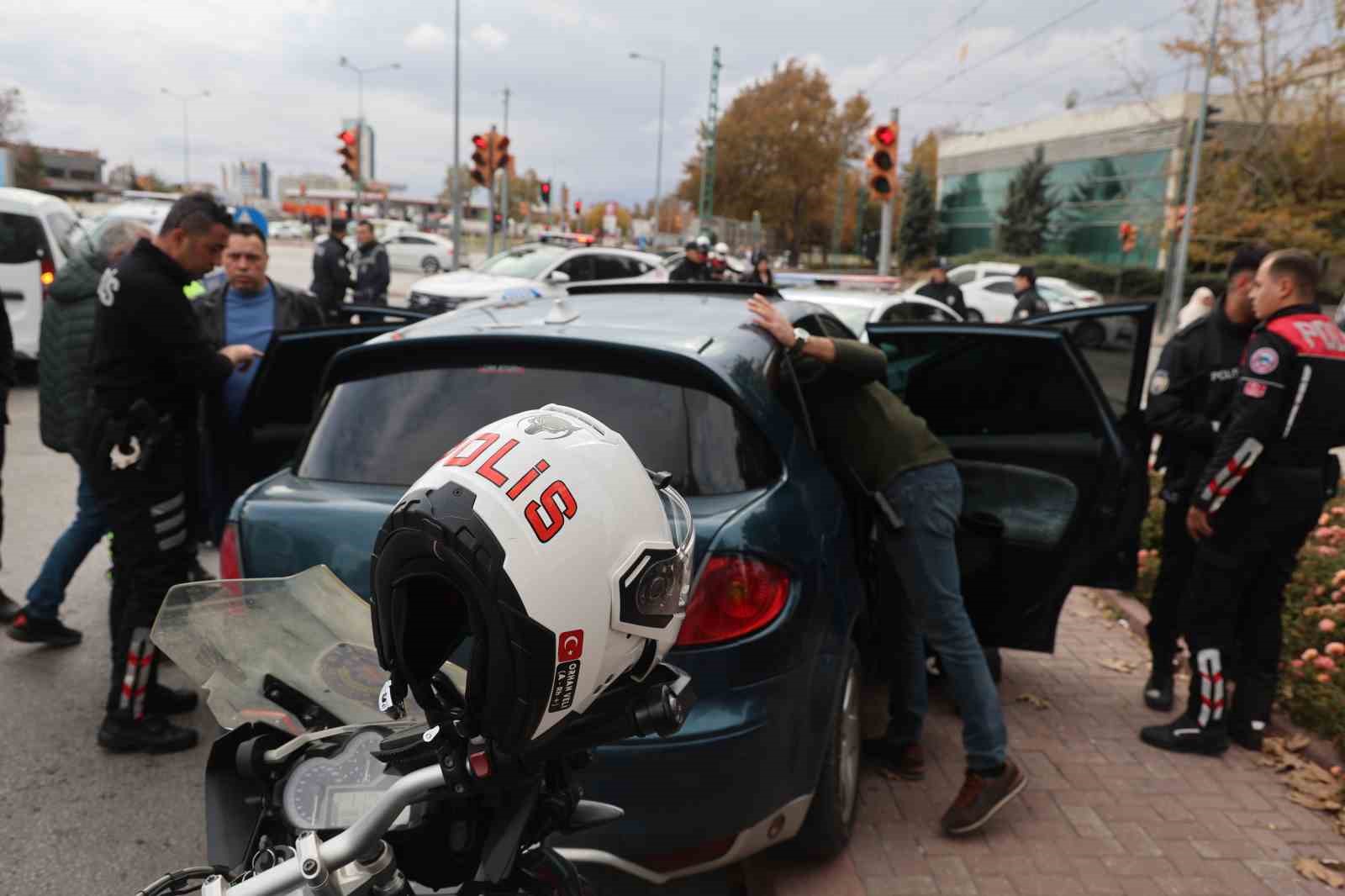 Hapis cezasıyla aranan şahıs, yarım saatlik kovalamaca sonrası yakalandı
