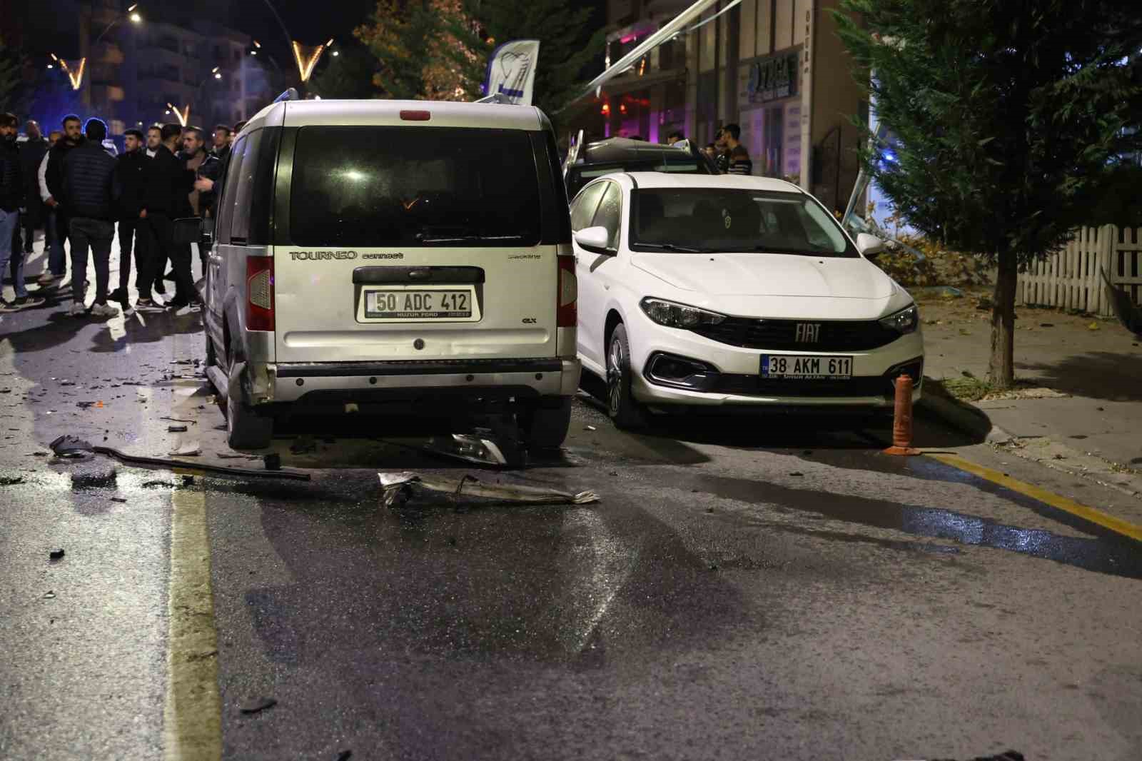 Alkollü sürücü 4 araca çarparak durabildi: O anlar güvenlik kameralarına yansını
