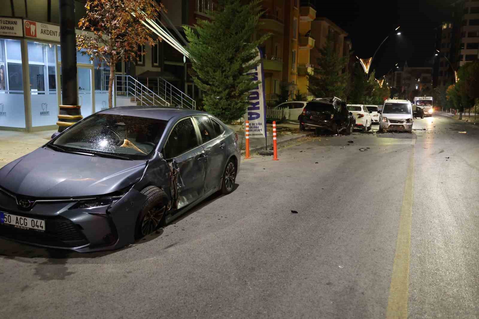 Alkollü sürücü 4 araca çarparak durabildi: O anlar güvenlik kameralarına yansını
