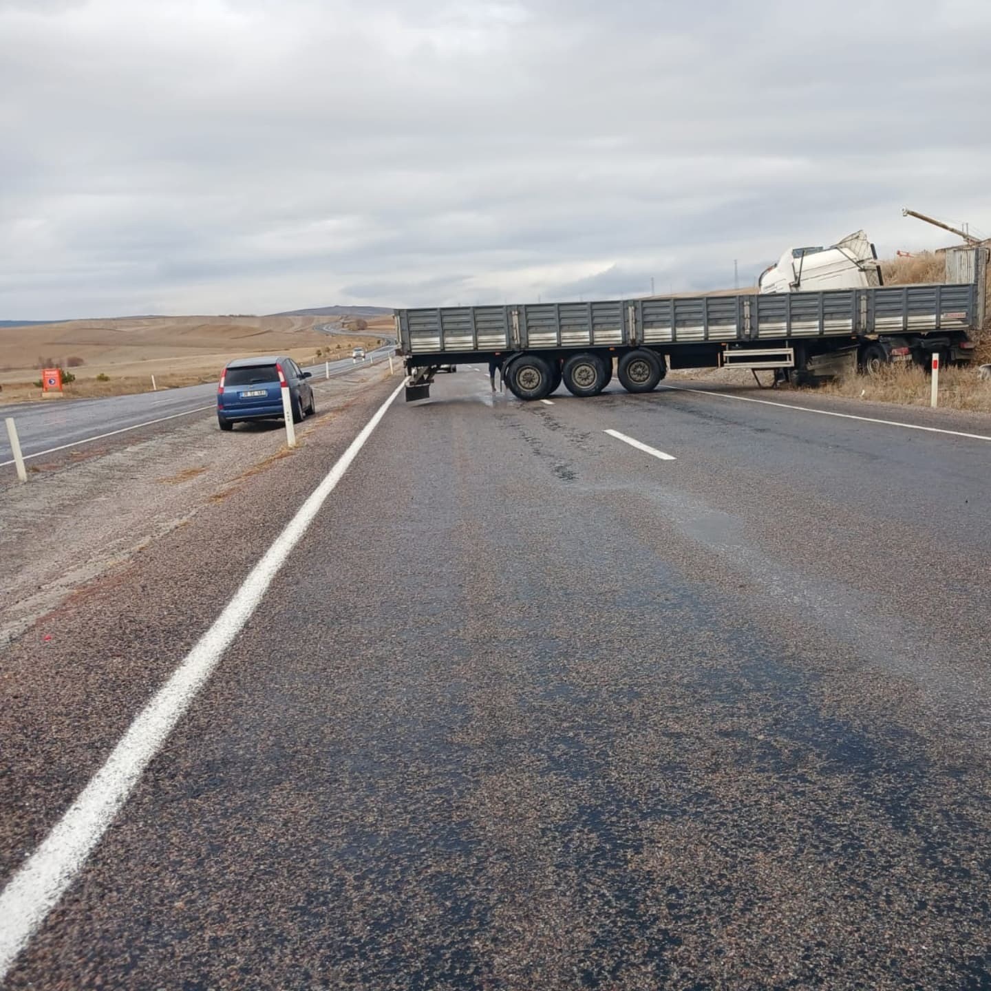 Yoldan çıkan tır trafiği kapadı
