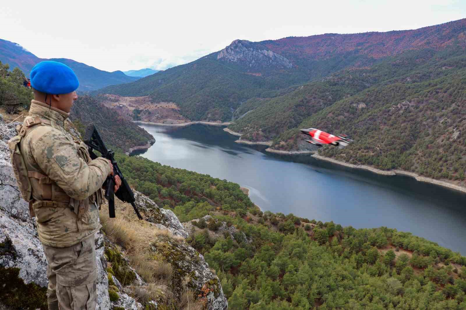 F-4E Phantom uçakları Sakarya Nehri’nin üzerinden uçtu
