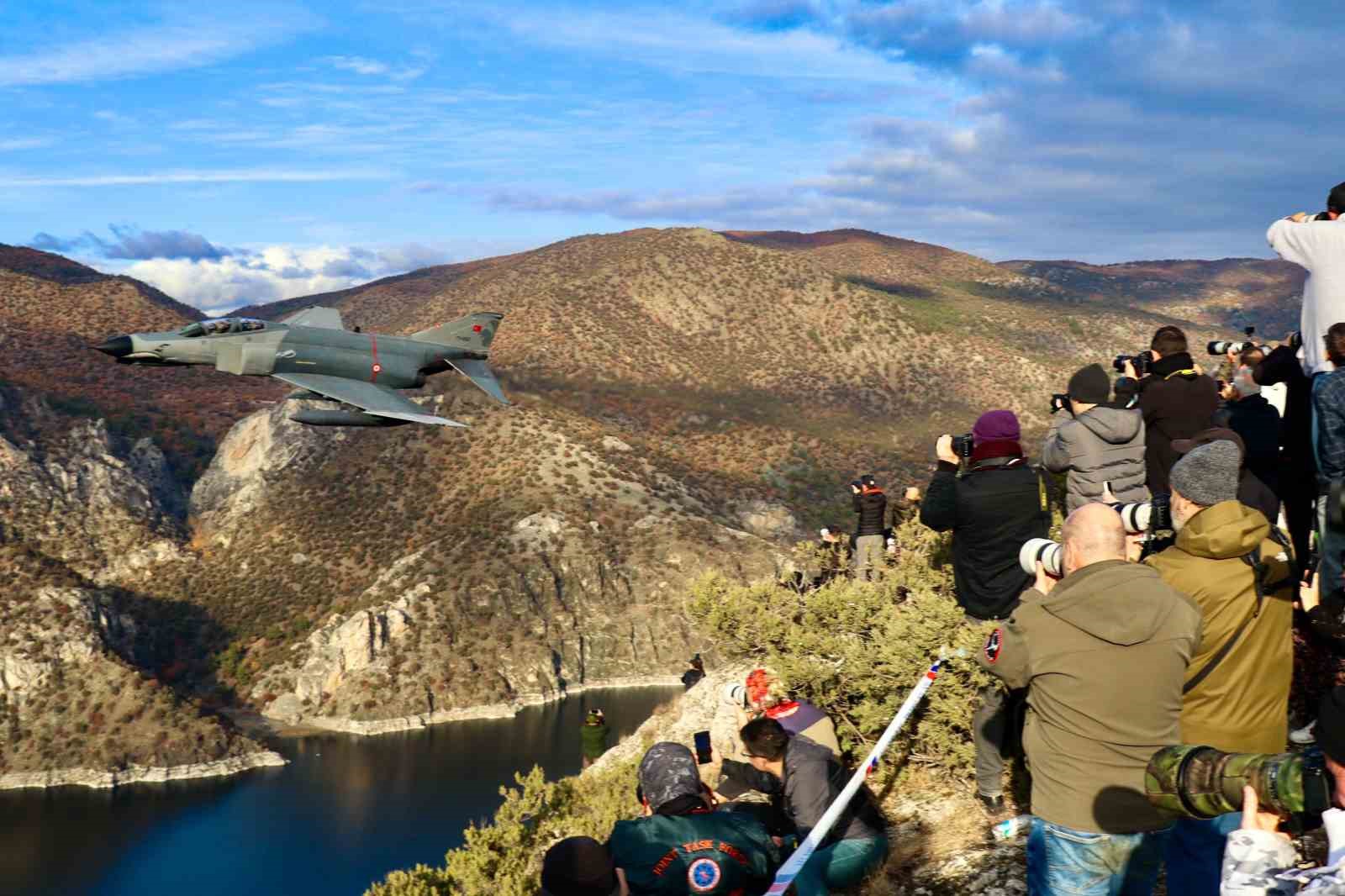 F-4E Phantom uçakları Sakarya Nehri’nin üzerinden uçtu
