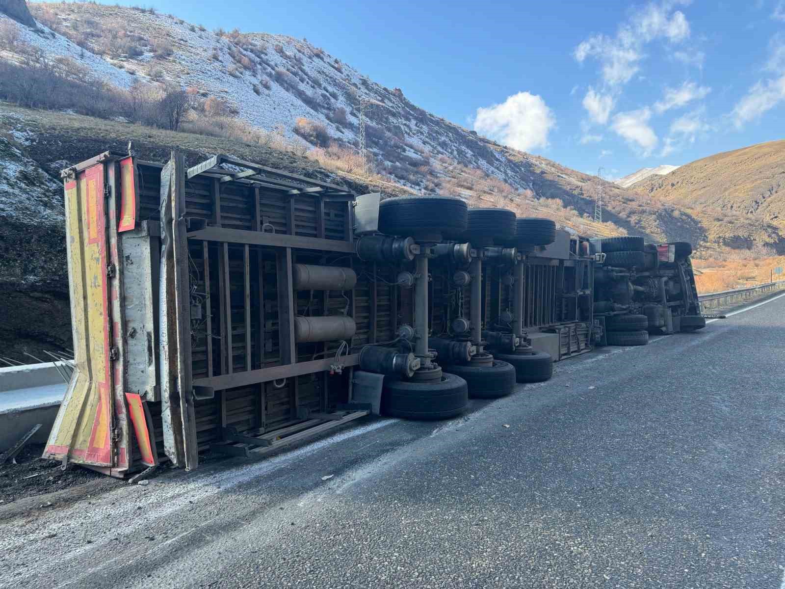 Ağrı’daki 3 ayrı trafik kazasında 4 kişi yaralandı
