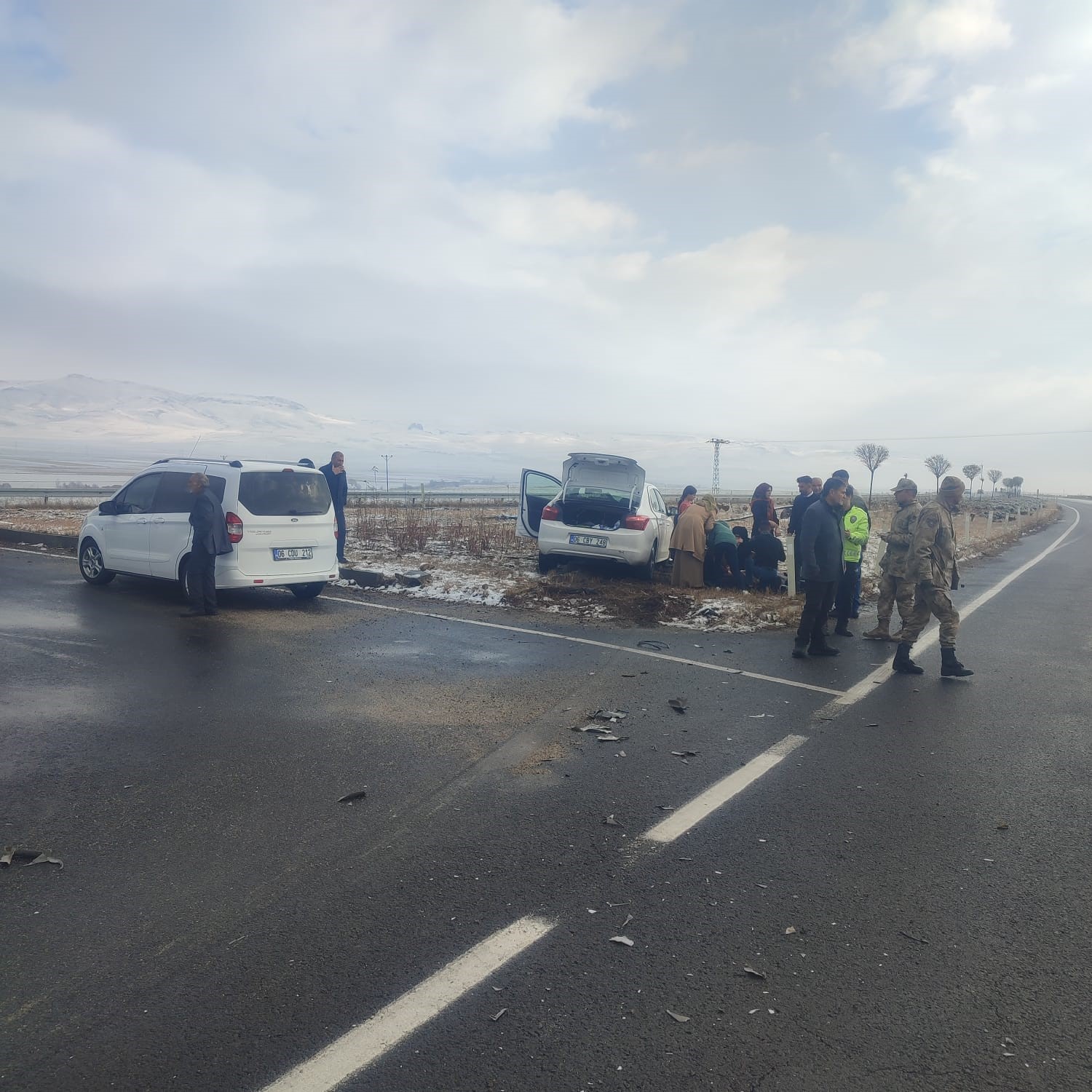 Ağrı’daki 3 ayrı trafik kazasında 4 kişi yaralandı
