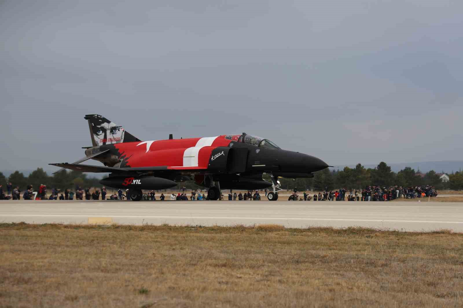 10 tane F-4E Phantom uçağıyla ‘fil yürüyüşü’ yapıldı
