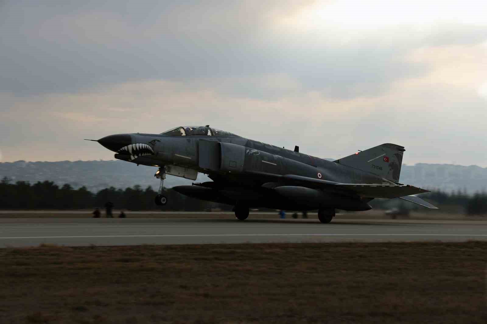 10 tane F-4E Phantom uçağıyla ‘fil yürüyüşü’ yapıldı
