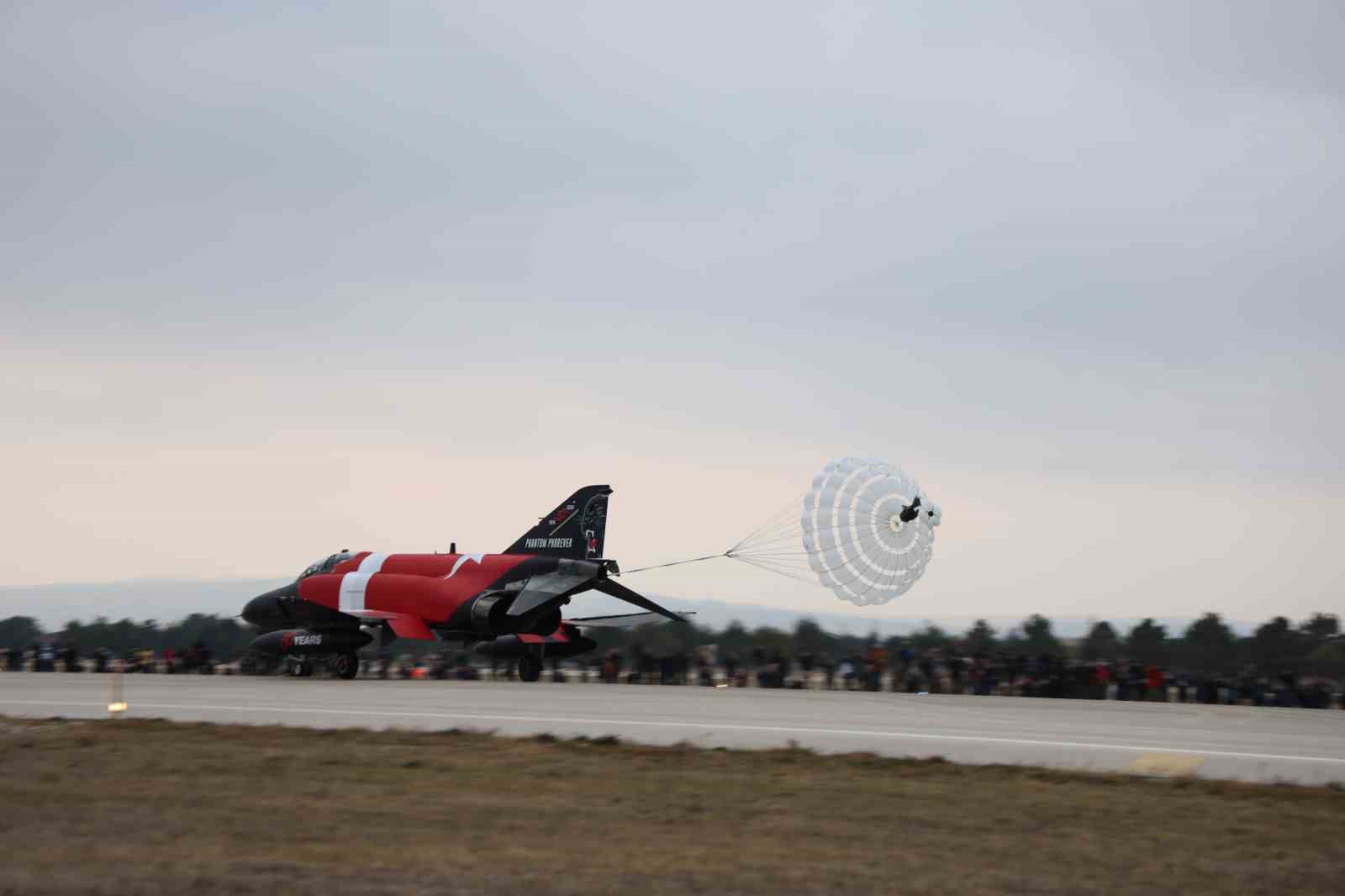 10 tane F-4E Phantom uçağıyla ‘fil yürüyüşü’ yapıldı
